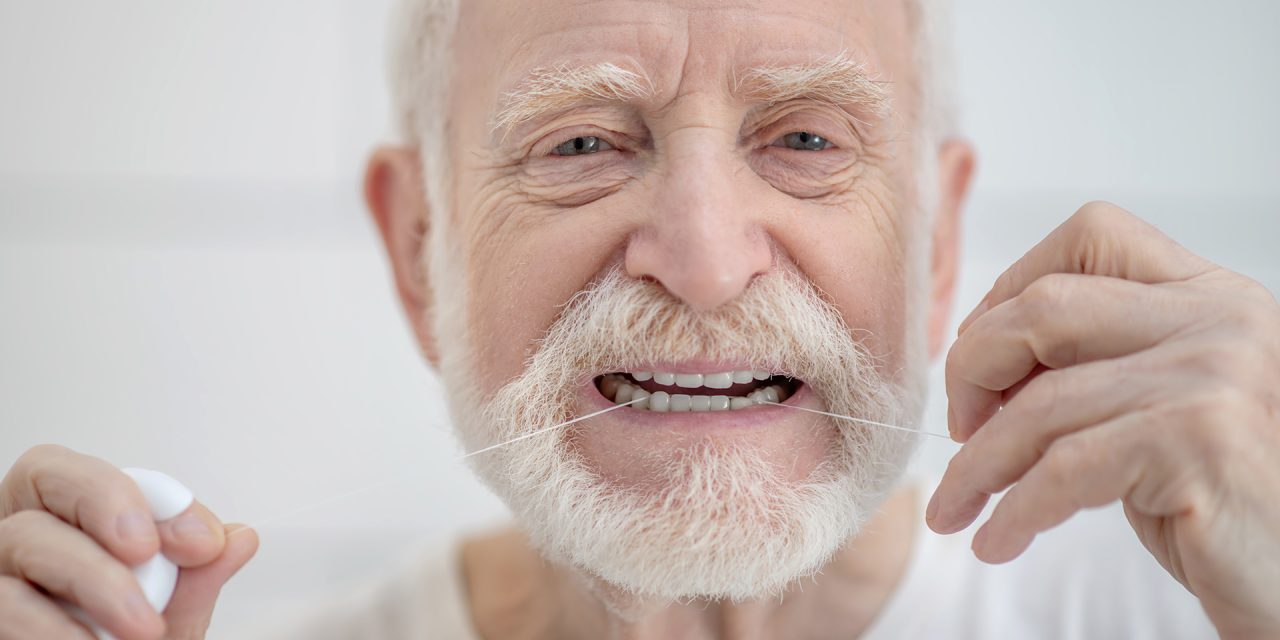 La importancia de la salud bucal en adultos mayores: Cuida tu sonrisa en Clínica Dental Isbilya.